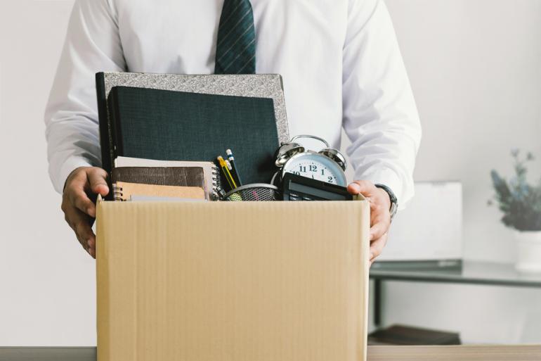 Trabajador con una caja